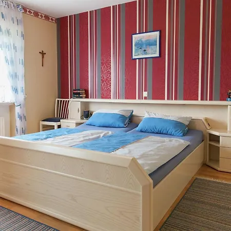 Vakantiehuis Cozy Bungalow In Near Hiking Trails *