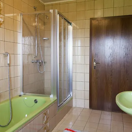 Vakantiehuis Cozy Bungalow In Near Hiking Trails