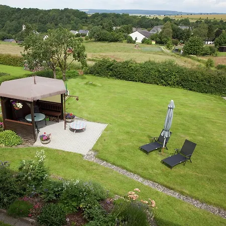 Cozy Bungalow In Near Hiking Trails